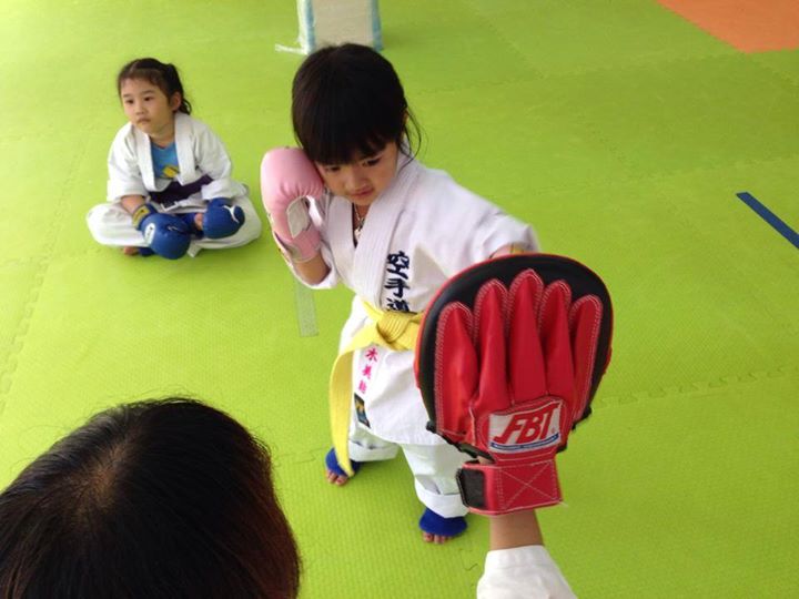 little girl doing pad work at Shingi Dojo Zendokai Karate MMA kids training