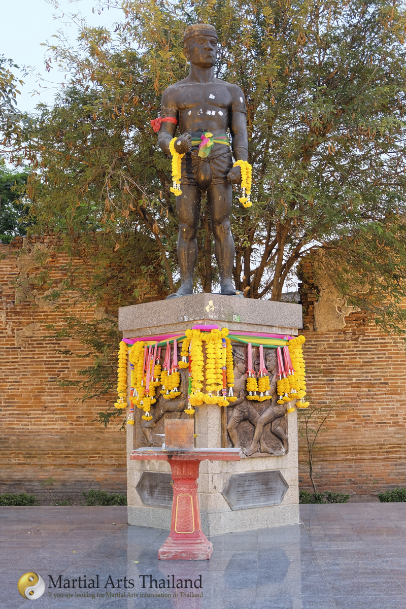 Nai Khanom Tom statue in Ayutthaya
