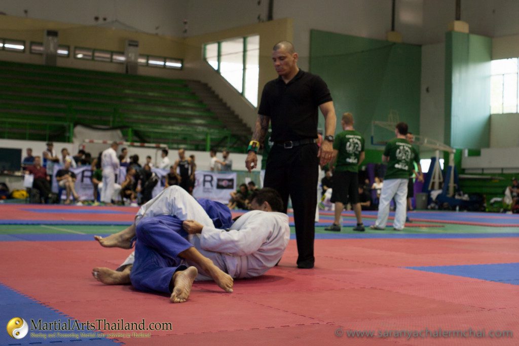 referee watching hand grappling during match