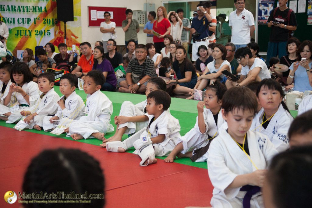 kids on mat side watching the event