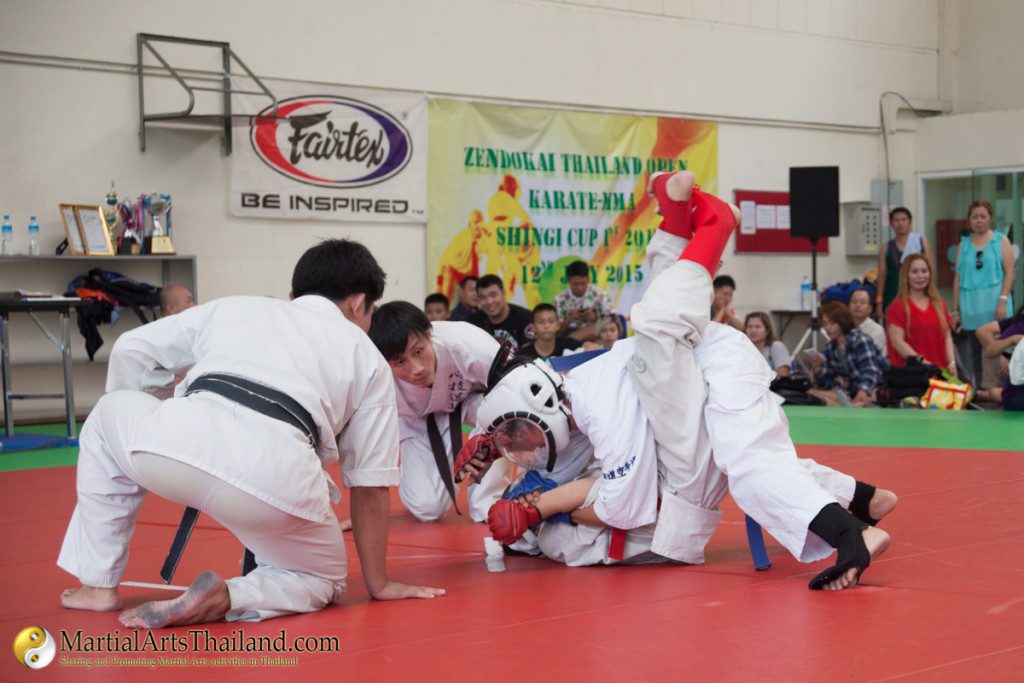 referee checking on 2 fighters during bjj grappling action