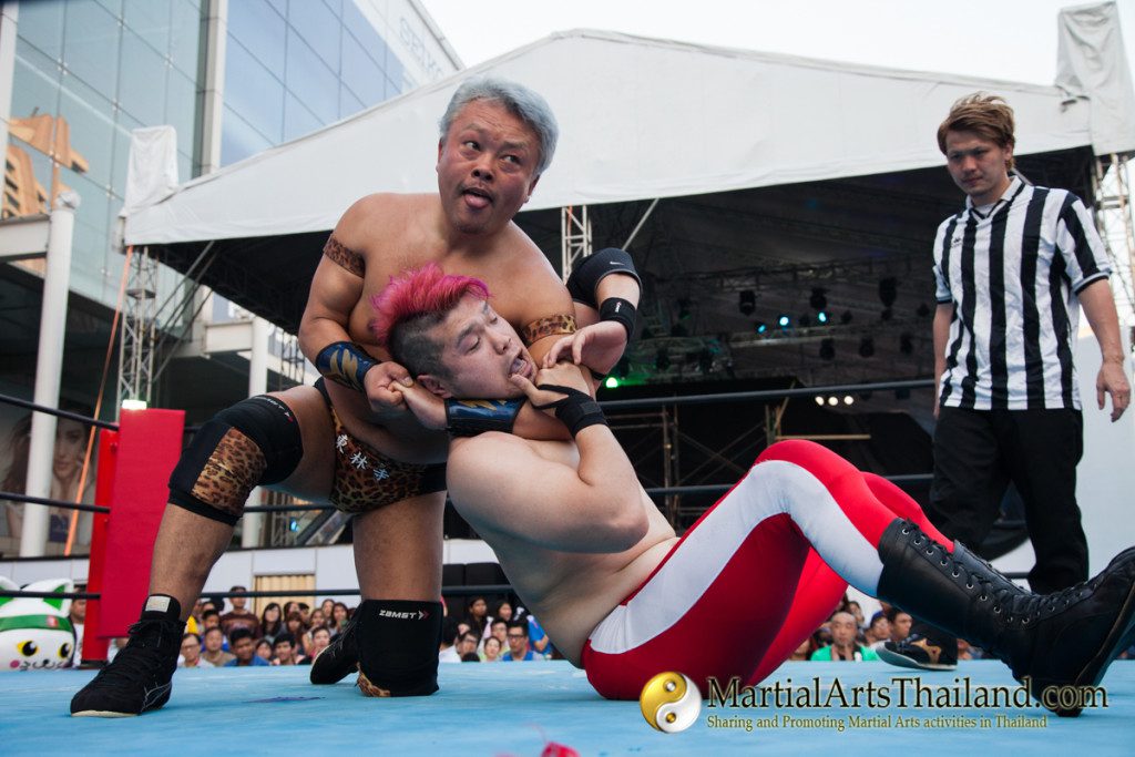 fighter choking opponent at Pro-Wrestling Japan Expo 2016 Bangkok