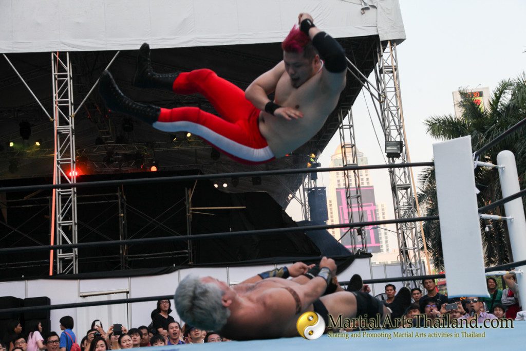 flying fighter landing on grounded opponent at Pro-Wrestling Japan Expo 2016 Bangkok