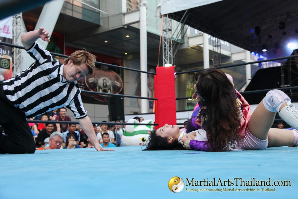referee counting for female fighters pin down action at Pro-Wrestling Japan Expo 2016 Bangkok