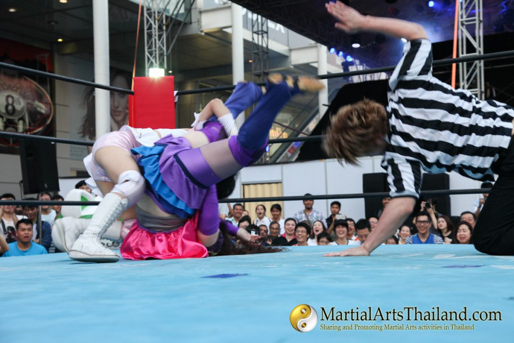 weird lock combination female fighter at Pro-Wrestling Japan Expo 2016 Bangkok