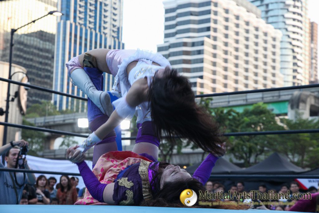 weird leg loc acrobatic female fighter at Pro-Wrestling Japan Expo 2016 Bangkok