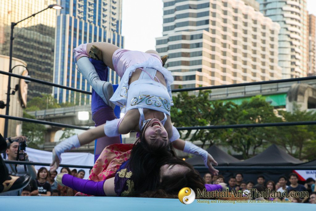 acrobatic weird leg lock upside down female fighter at Pro-Wrestling Japan Expo 2016 Bangkok