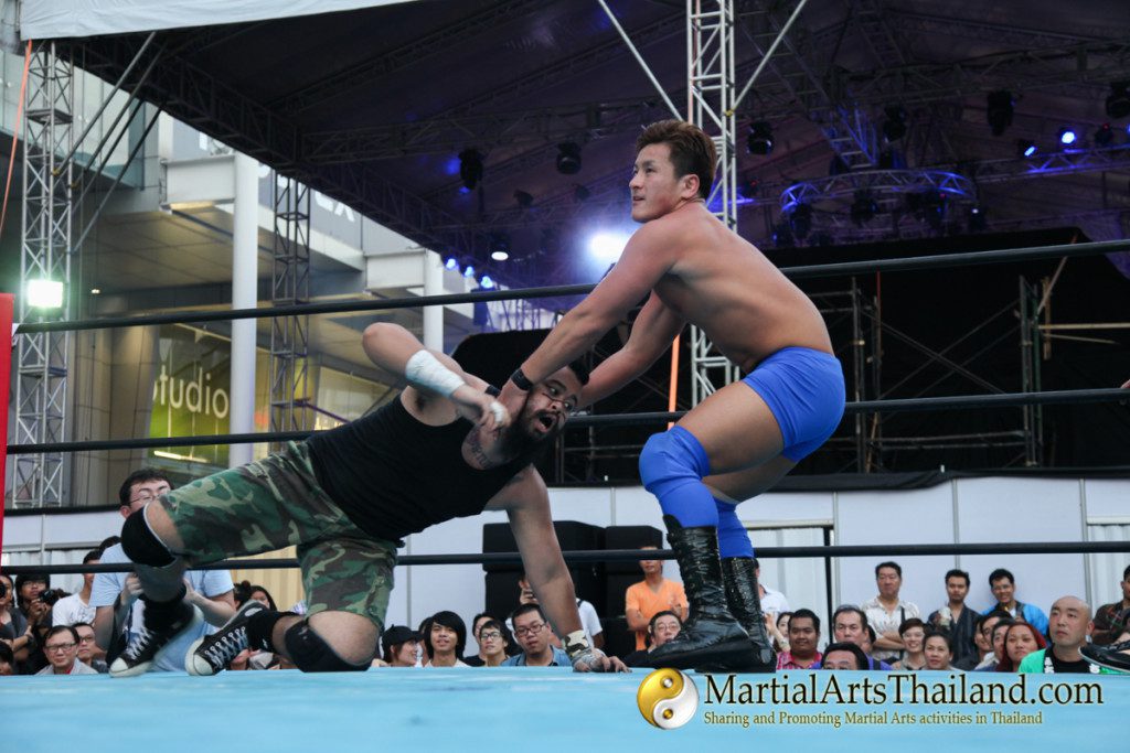 fighter pick up opponent by his hair at Pro-Wrestling Japan Expo 2016 Bangkok