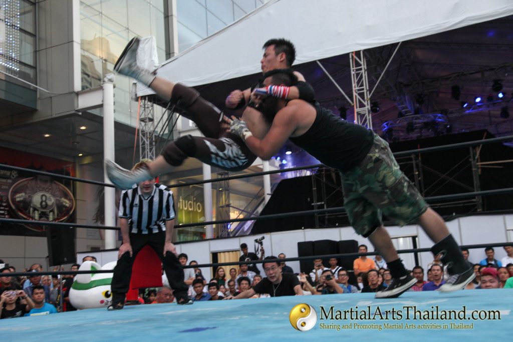acrobatic fall at Pro-Wrestling Japan Expo 2016 Bangkok