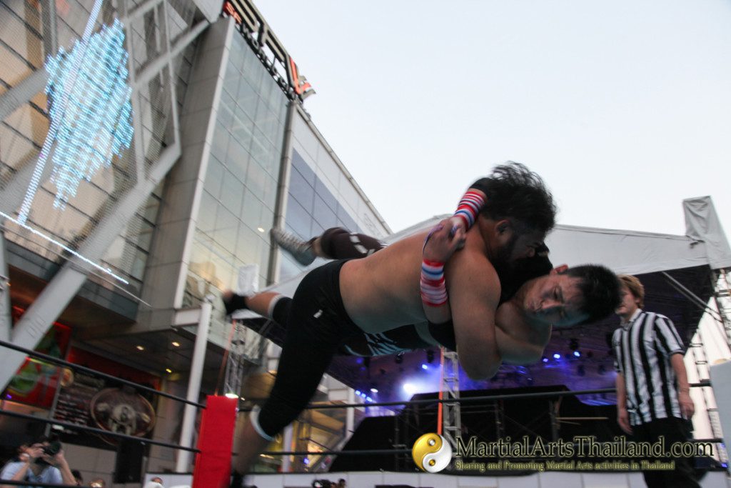 dive hug on ring at Pro-Wrestling Japan Expo 2016 Bangkok