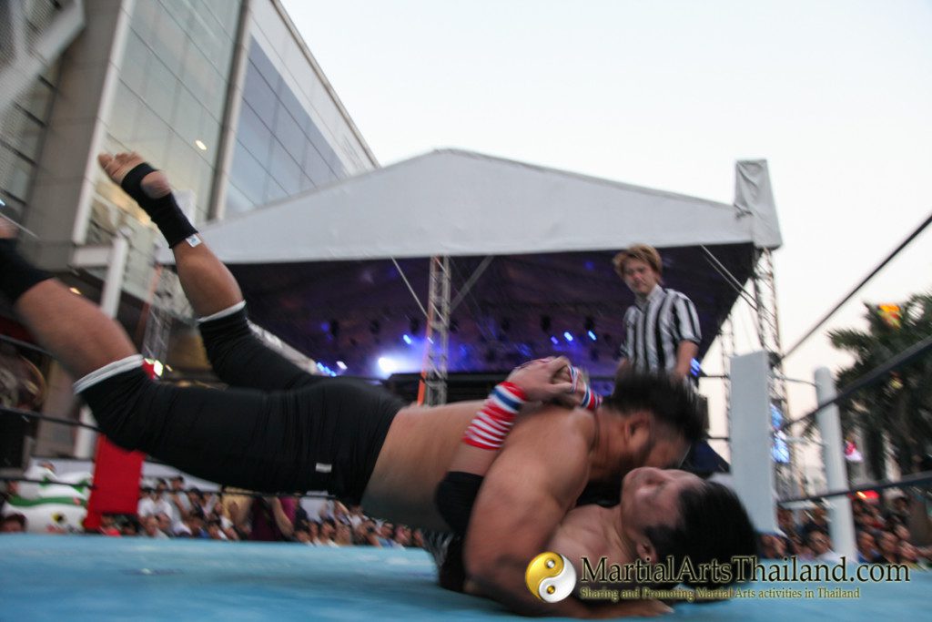 dive hug at Pro-Wrestling Japan Expo 2016 Bangkok