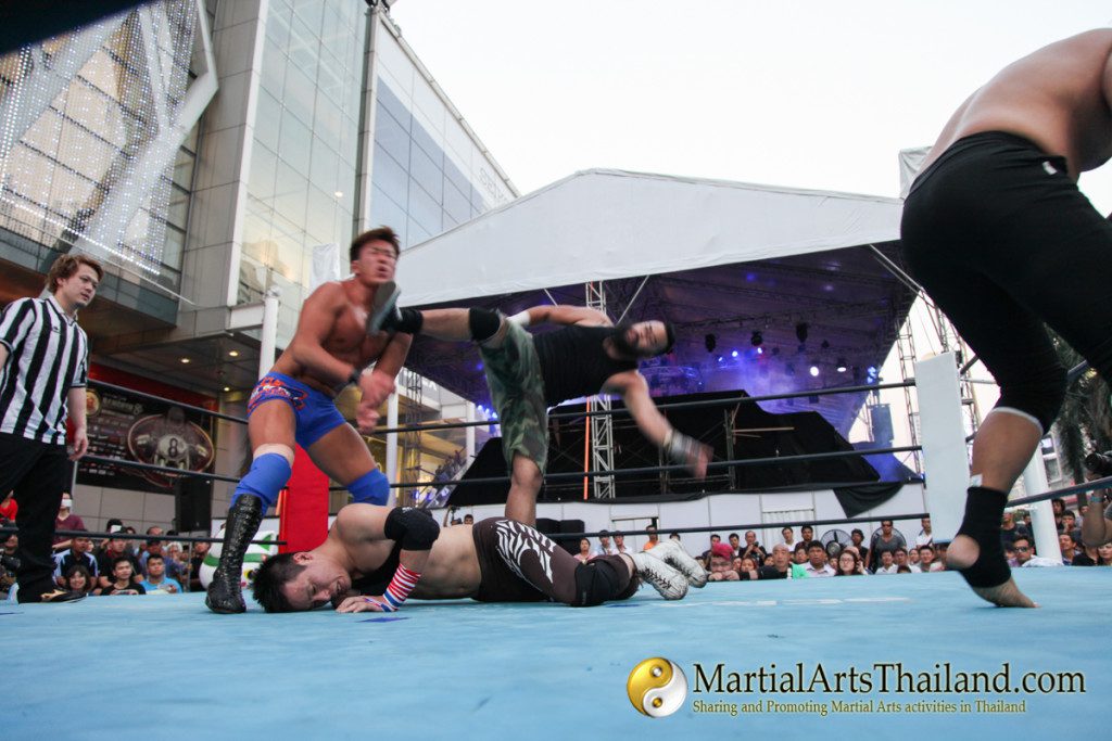 kick during fight at Pro-Wrestling Japan Expo 2016 Bangkok