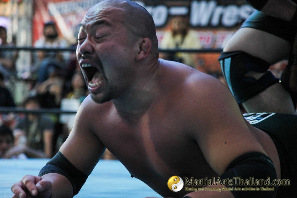 man screaming for pain during fight at Pro-Wrestling Japan Expo 2016 Bangkok
