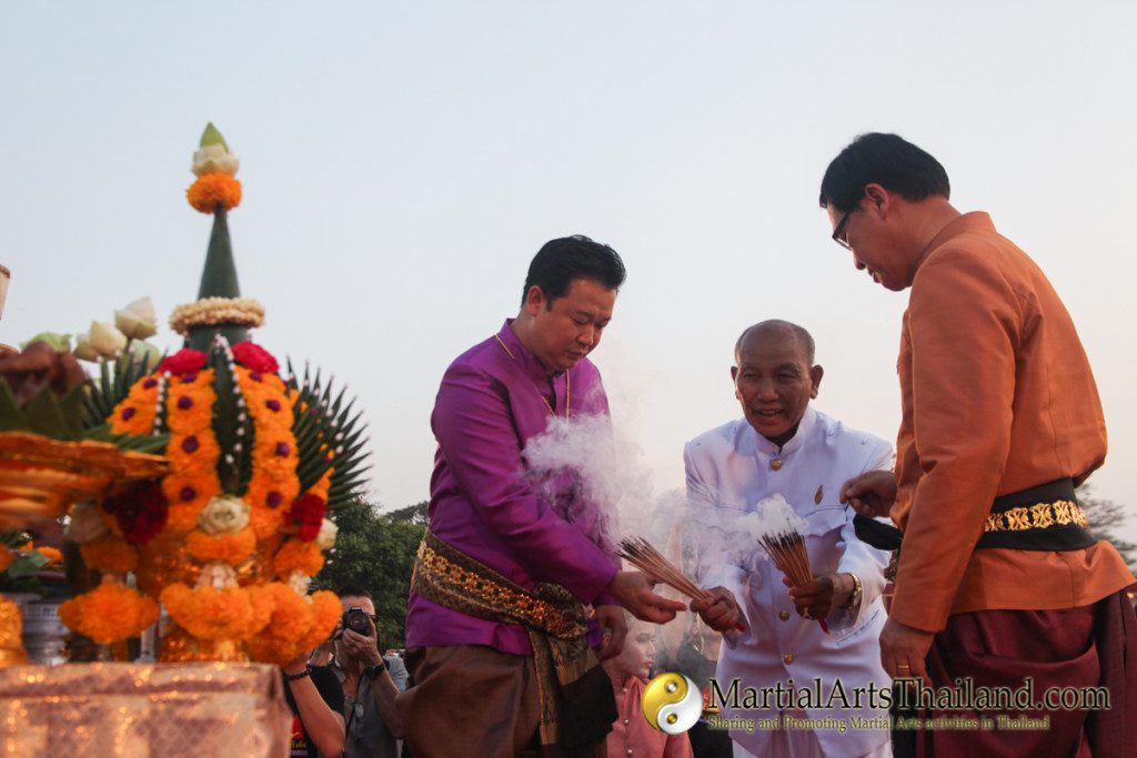 governor of ayutthaya lighting incense at the 12th Wai Kru Muay Thai Ceremony 2016 