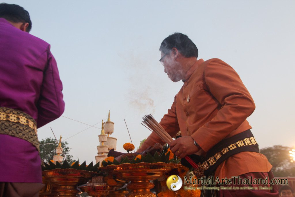 governor of ayutthaya lighting incense at the 12th Wai Kru Muay Thai Ceremony 2016 