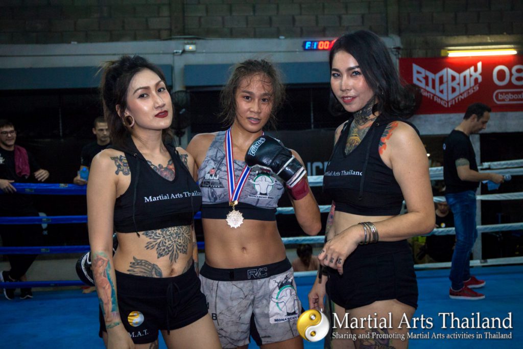 girl fighter and ring girls at BBB Big Box Beatdown 01