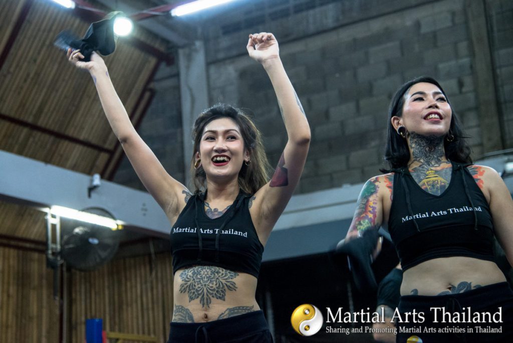 ring girls throwing martial arts thailand tshirts at BBB Big Box Beatdown 01