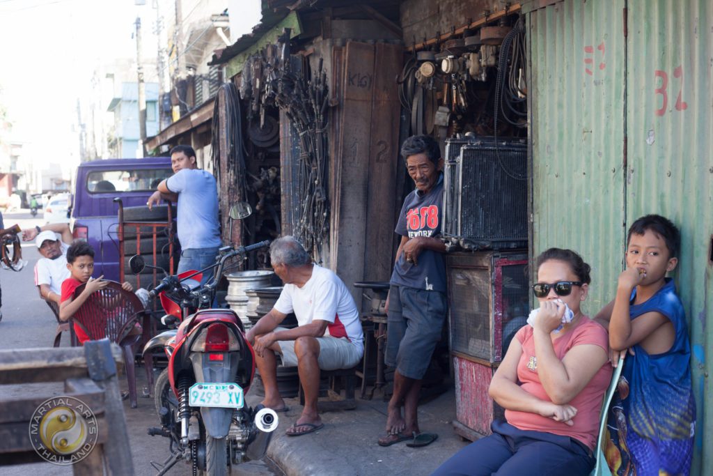 people on the roads of cebu filippines