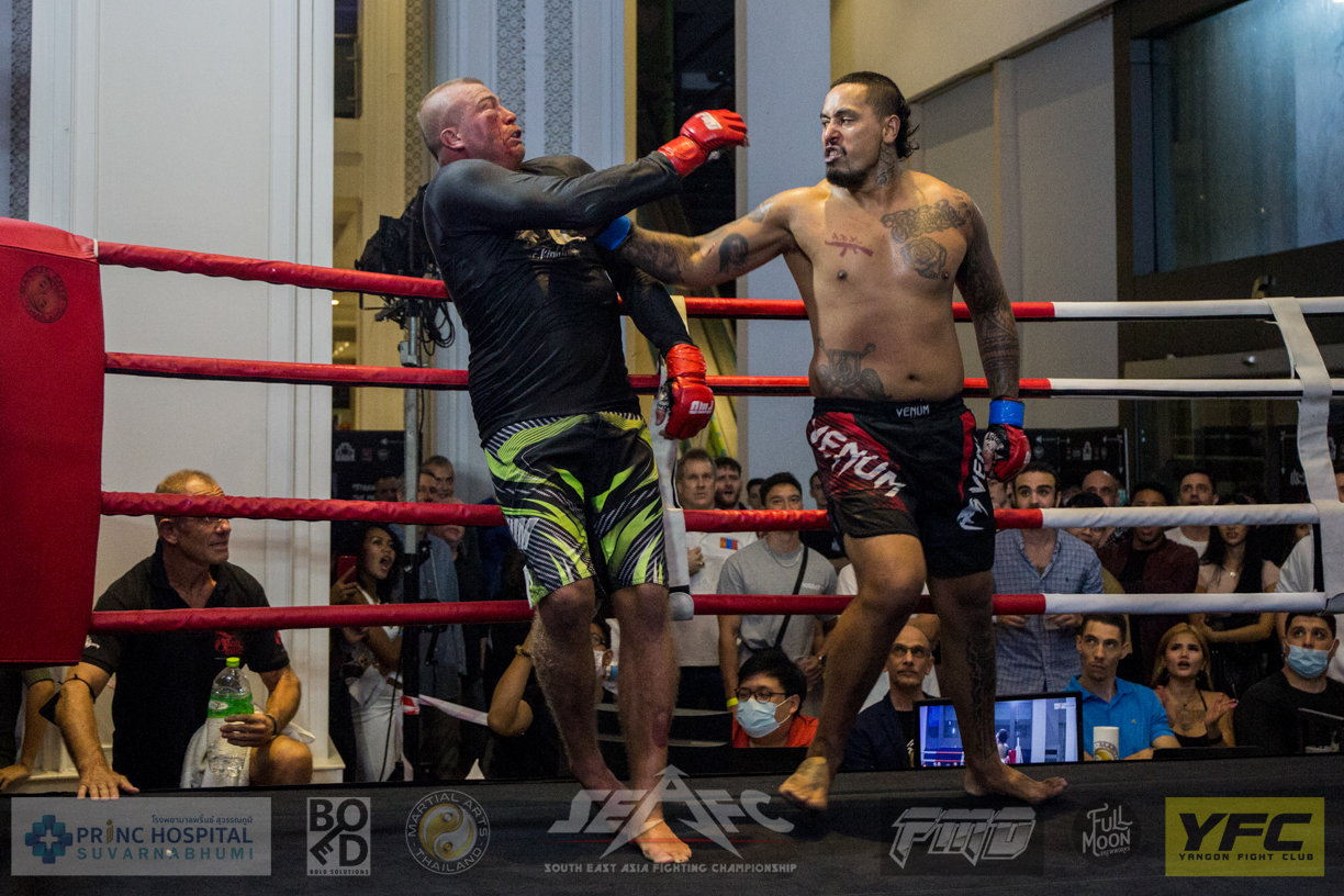 Mose Afoa throwing a back fist on Daniel Dorrer face during their MMA match at seafc 2